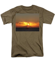 Fishing The Sunburst - Men's T-Shirt  (Regular Fit)